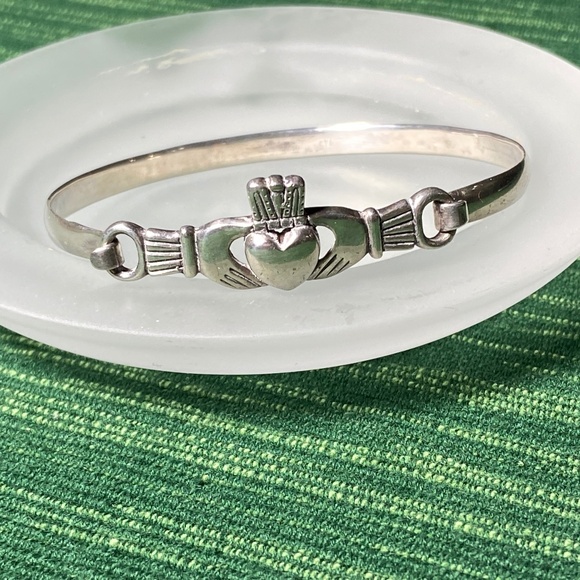 Vintage Sterling Silver Claddagh Hinged Bracelet from Ireland; New Condition - Picture 3 of 16